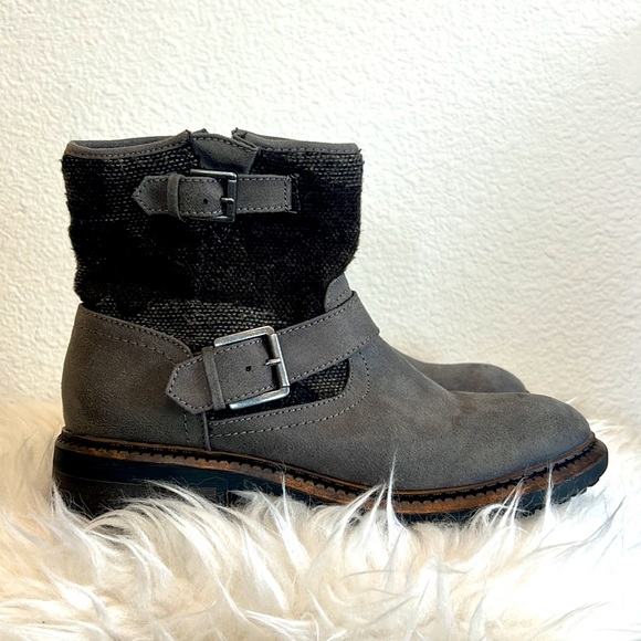 Women’s gray buckle ankle boots - Picture 2 of 8
